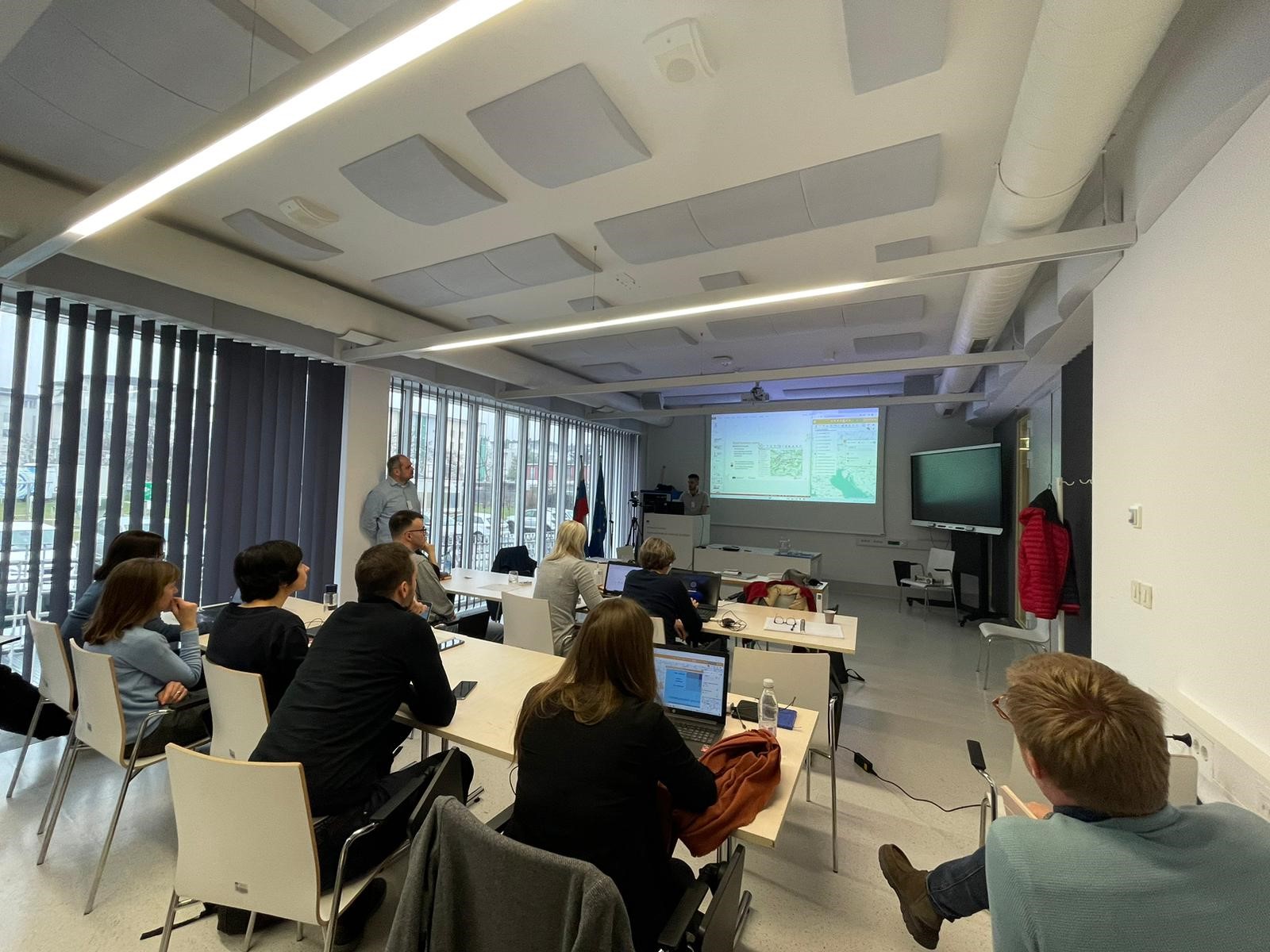 Photo 2. The hands-on session provided an opportunity for the organizers and participants to exchange experiences on how they analyse flood signals using EFAS.